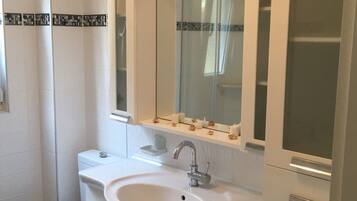 Villa, 4 Bedrooms | Bathroom | Shower, hair dryer, towels