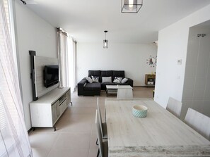 TV, DVD player - Nice apartment in villa for 5 guests with pool, A/C, WIFI, TV, patio and pets allowed (L'ampolla)
