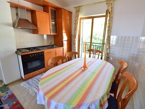 Dining - Cosy apartment for 6 guests with A/C, WIFI, pool, TV, terrace and pets allowed (Orebić)