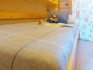 1 dormitorio, cuna de viaje, wifi y ropa de cama