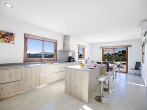 Mikrobølgeovn, ovn, oppvaskmaskin og høy barnestol