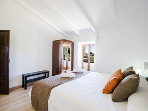 4 bedrooms, iron/ironing board, travel cot, free WiFi