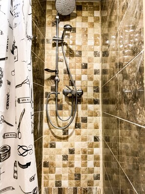 Een douche, een haardroger, handdoeken