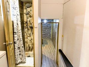 Dusche, Haartrockner, Handtücher