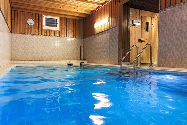 Flooring, Fussboden, Schwimmbad, Holzbeize, Hartholz, Vorhang, Resort, Hotel, Freizeitzentrum