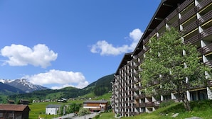Un hotel amb un disseny modern, situat en una zona de muntanya amb un cel serè.