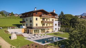 Außenpool (je nach Saison geöffnet), Sonnenschirme, Liegestühle