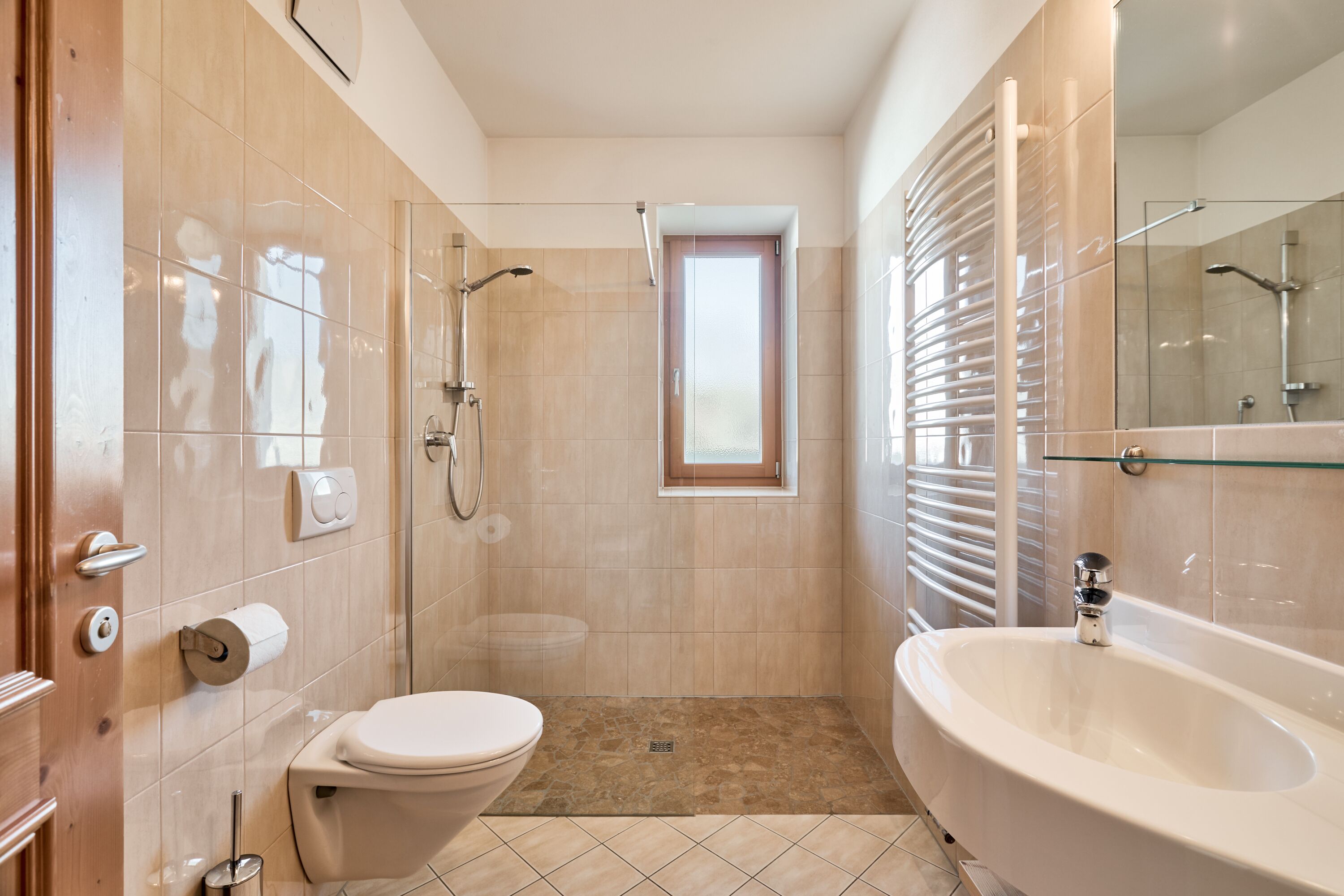 Une salle de bain moderne équipée de toilettes, d’une douche et d’une baignoire.