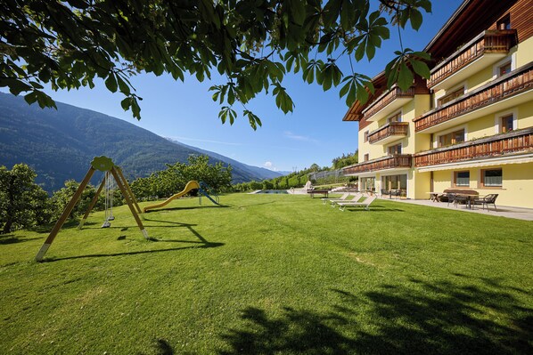 Un hôtel doté d’un terrain de jeux, d’un espace extérieur aménagé et offrant une vue sur la montagne.