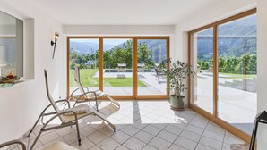 Un balcón amplio con vistas a un paisaje verde y montañas.