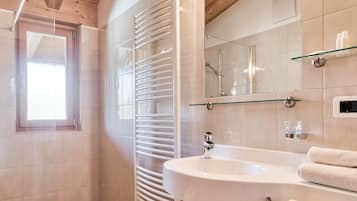 Comfort Apartment, 2 Bedrooms, Mountain View | Bathroom | Shower, hair dryer, heated floors, towels