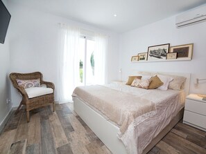 5 slaapkamers, een strijkplank/strijkijzer, reisbedje, gratis wifi