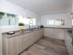 Micro-ondas, fogão, lava-louças, cadeirão de bebê