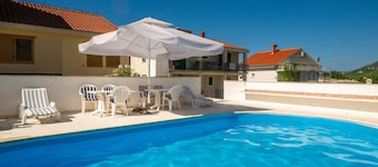 Lovely apartment for 4 guests with WIFI, A/C, pool, terrace, pets allowed and parking