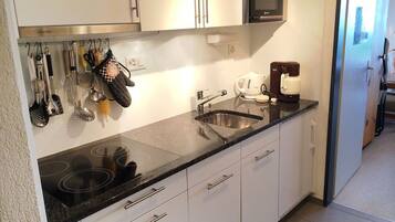 Micro-ondes, lave-vaisselle, chaise haute