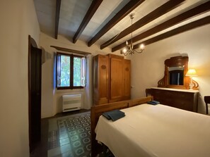 5 bedrooms, iron/ironing board, free WiFi, bed sheets