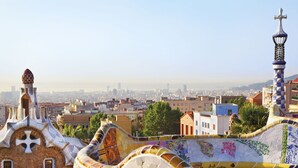 A view of a cityscape with a distinctive building featuring mosaic tilework and a tower with a cross on top. - Nice apartment for 3 people with WIFI, A/C and TV (Barcelona)