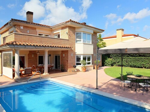 Schönes alleinstehendes Ferienhaus mit  W-LAN, privatem Pool, Klimaanlage, TV und Innenhof