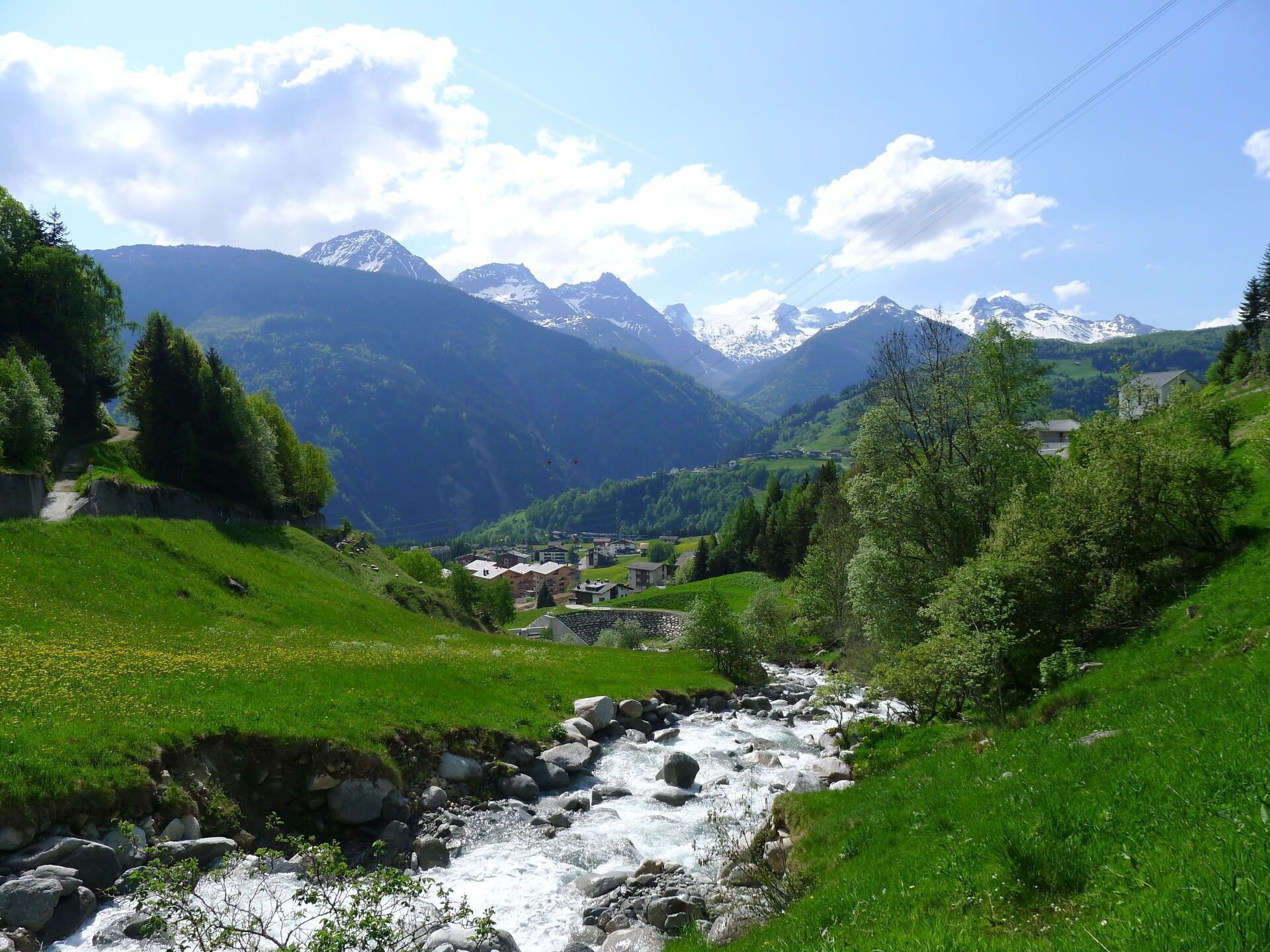 Wolke, Himmel, Wasser, Pflanze, Berg, Natürliche Landschaft, Baum, Hochland, Bank