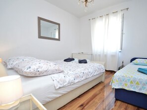 2 bedrooms, travel cot, free WiFi