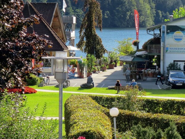 A lakeside restaurant with outdoor seating and a view of the lake.