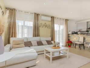 TV - Beautiful private villa for 7 people with private pool, A/C, WIFI, TV and patio (Caulés)