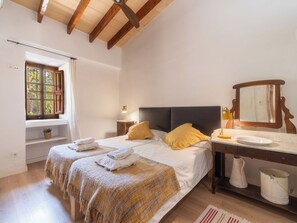 2 bedrooms, iron/ironing board, travel cot, free WiFi