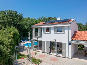Enjoy the rooftop pool and solar panels, along with a covered outdoor seating area.