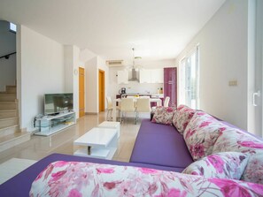 TV - Stunning private villa with A/C, WIFI, private pool, TV, terrace, pets allowed and panoramic view (Novi Vinodolski)