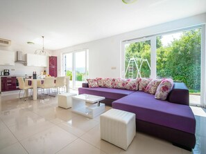 TV - Stunning private villa with A/C, WIFI, private pool, TV, terrace, pets allowed and panoramic view (Novi Vinodolski)