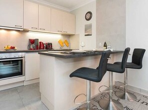 Kühlschrank, Ofen, Hochstuhl