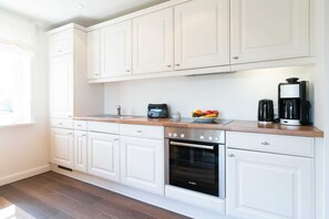 Kühlschrank, Ofen, Geschirrspüler, Hochstuhl