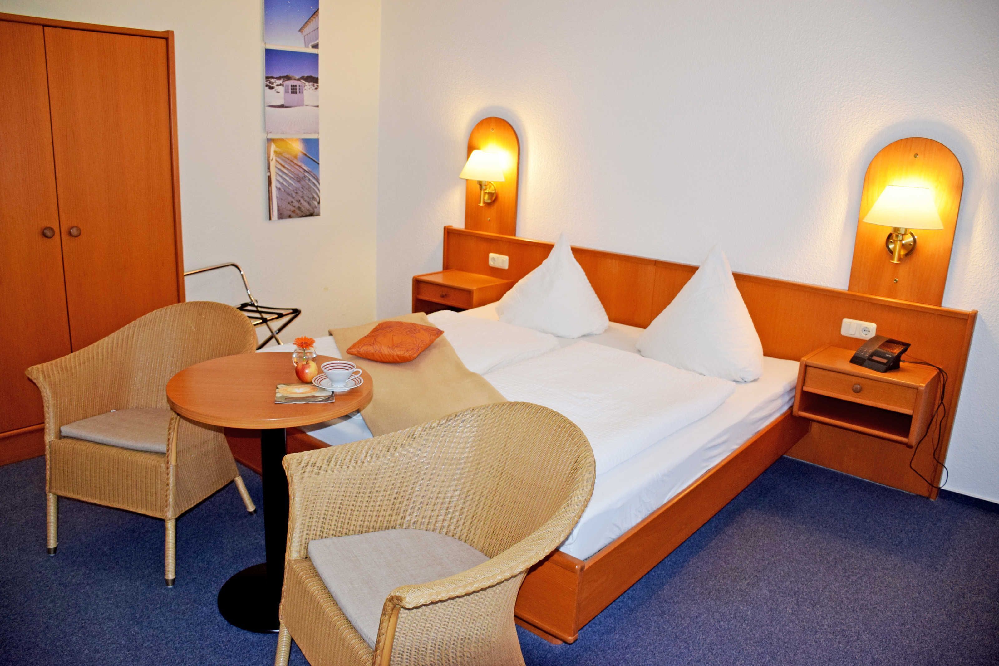 1 bedroom, desk, travel crib, WiFi