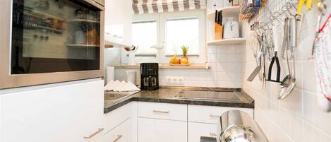 Kühlschrank, Mikrowelle, Ofen, Geschirrspüler