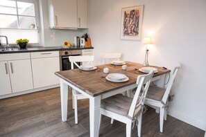 Køleskab, ovn, opvaskemaskine, højstol