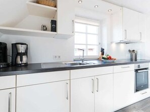 Kühlschrank, Ofen, Geschirrspüler, Hochstuhl