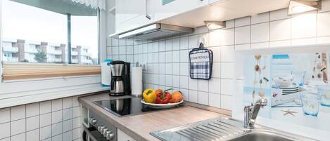 冷蔵庫、オーブン、食器洗い機、ハイチェア