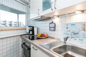 Køleskab, ovn, opvaskemaskine, højstol