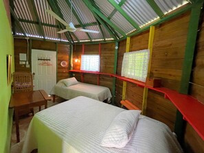 Economy huisje, 2 eenpersoonsbedden, niet-roken | Luxe beddengoed, donsdekens, een kluis op de kamer