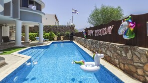 Piscine extérieure, chaises longues