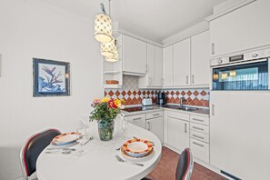 Mikrobølgeovn, opvaskemaskine, højstol