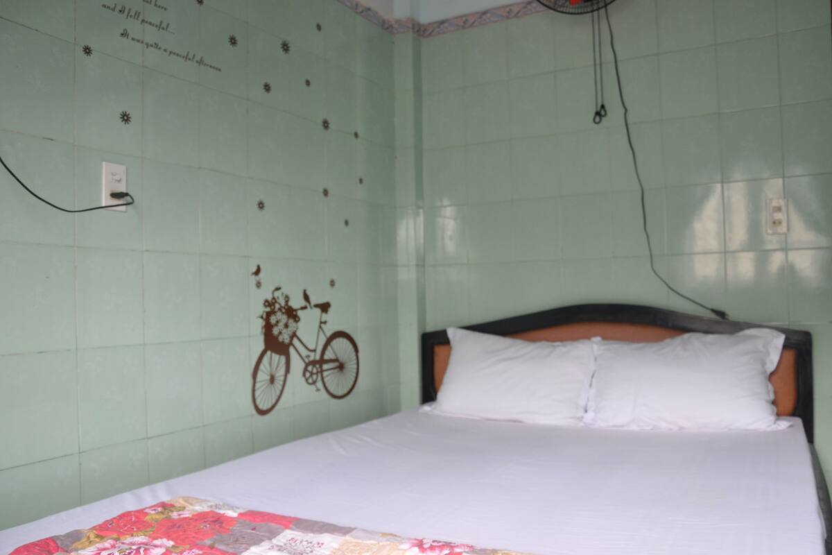Minibar, escritorio, cortinas blackout y tabla de planchar con plancha