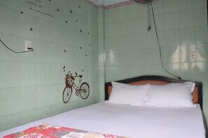 Minibar, desk, blackout drapes, iron/ironing board - Daisy Hostel (Hue)