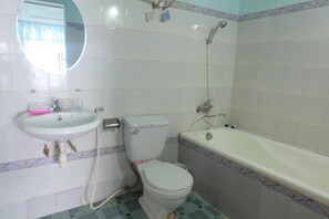 Shower, free toiletries, hair dryer, slippers - Daisy Hostel (Hue)