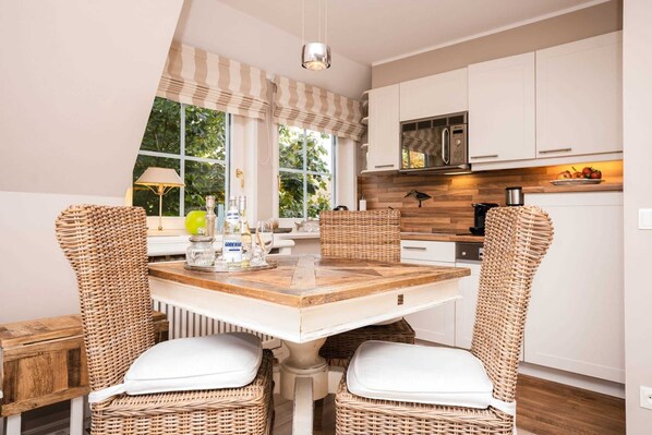 Mikrowelle, Geschirrspüler, Hochstuhl