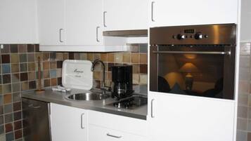 Refrigerador, horno, lavavajillas, silla alta para bebés