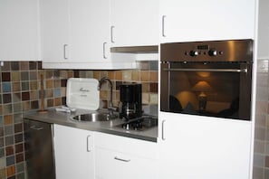 Kühlschrank, Ofen, Geschirrspüler, Hochstuhl