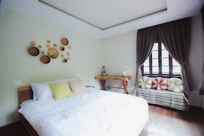 Deluxe Queen Room, City View | Minibar, in-room safe, desk, blackout drapes
