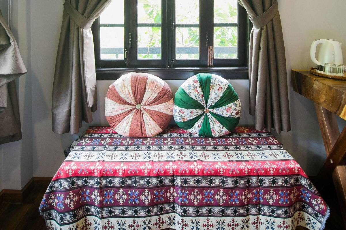 Deluxe Queen Room, Garden View | Minibar, in-room safe, desk, blackout curtains
