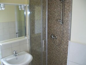 Habitación doble | Baño | Ducha, bidé y toallas
